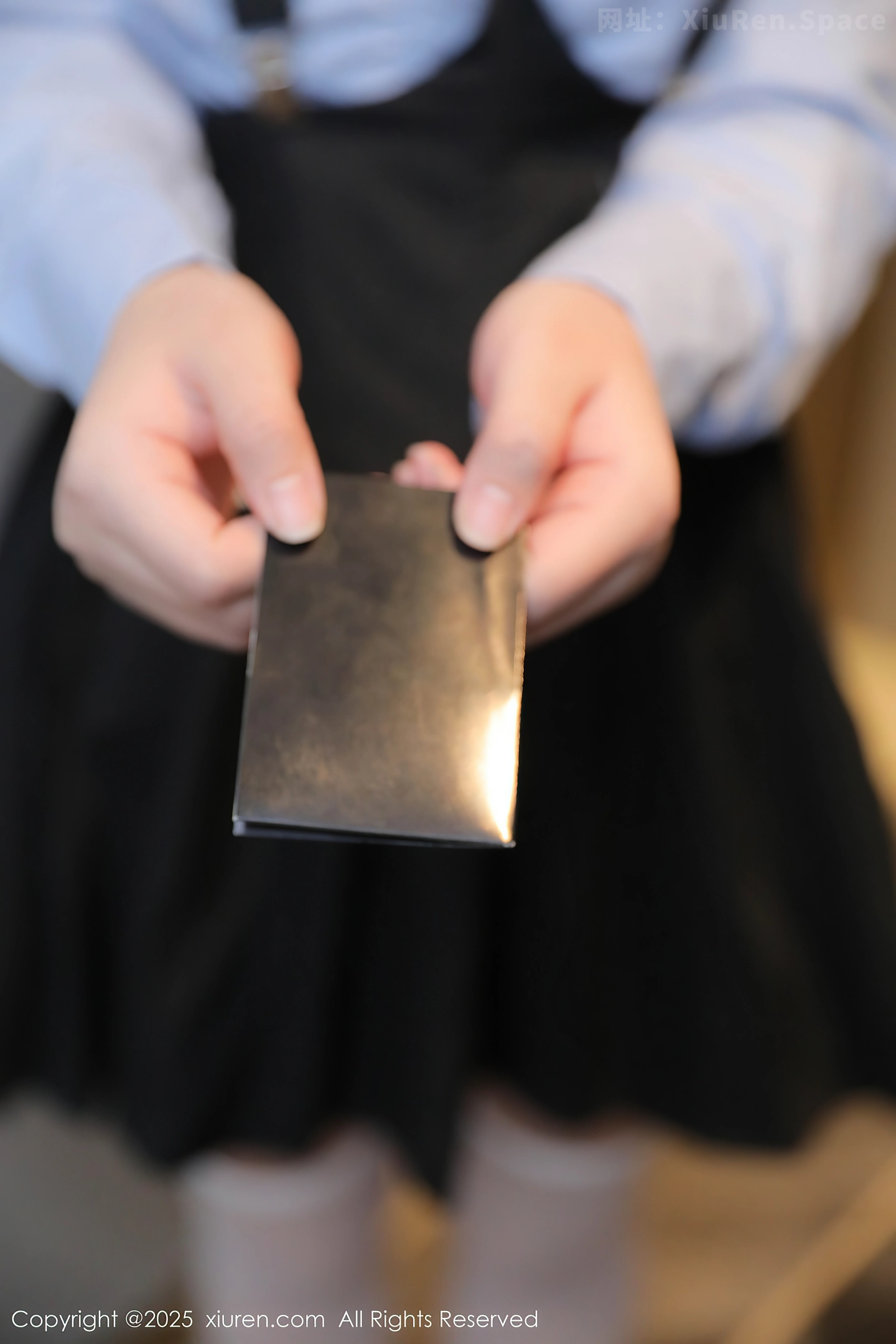 图片[5]-[XiuRen秀人网] VOL.9819 模特爱酱里性感蓝T配黑色吊带短裙露白丝袜秀完美身材诱惑写真80P-秀人网官方网站